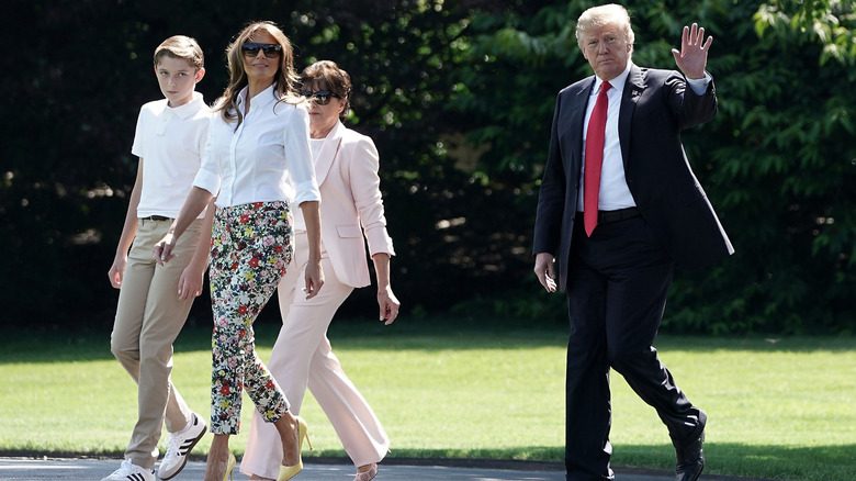 Melania Trump avec Barron Trump, Donald Trump et sa mère en pantalon à fleurs et chemise blanche