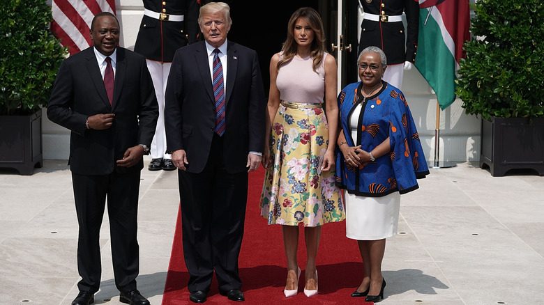 Melania Trump en jupe jaune à fleurs avec Donald Trump, le président du Kenya et son épouse