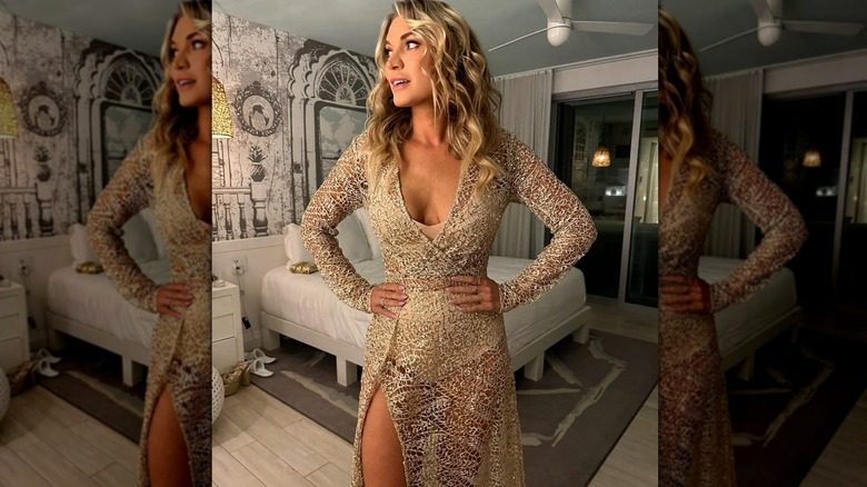 Lindsay Hubbard porte une robe dorée