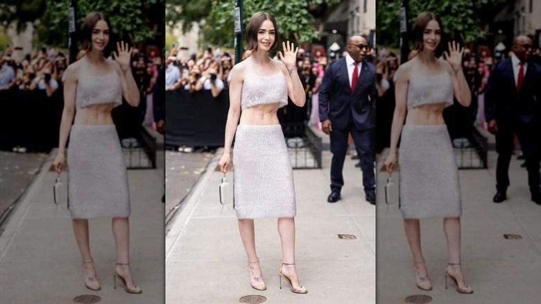 Lily Collins agitant la main dans un ensemble transparent blanc à New York