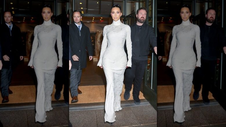 Kim Kardashian marchant dans une robe blanche à New York