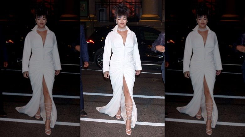 Rihanna marchant dans une robe blanche à New York