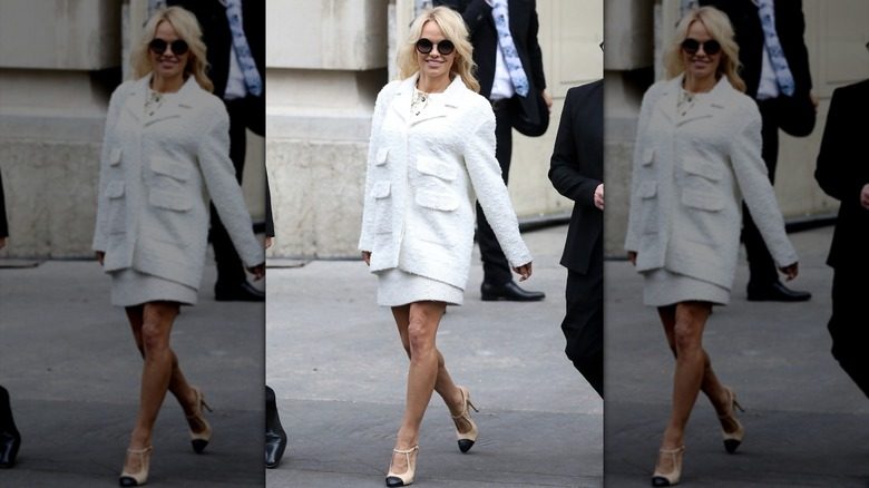 Pamela Anderson portant un blazer et une jupe en tweed blanc à Paris