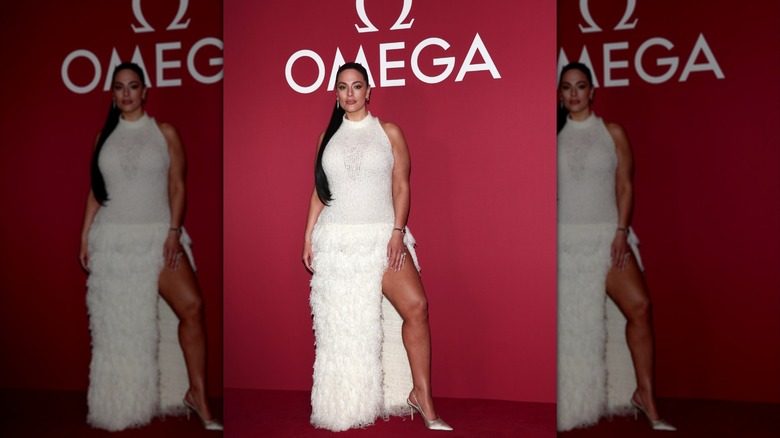 Ashley Graham posant aux Jeux olympiques d'hiver en février 2026