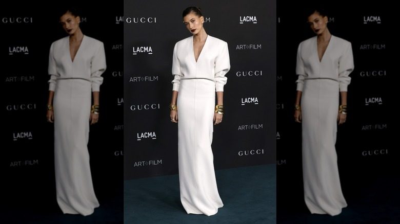Hailey Bieber posant dans une robe blanche au gala LACMA Art+Film