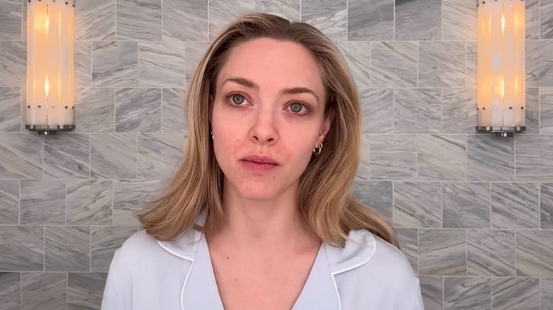 Amanda Seyfried dans une vidéo avec de l'eczéma sur le visage.