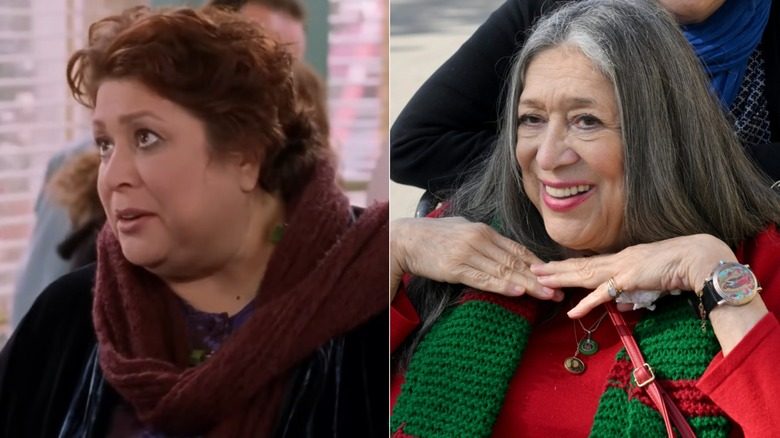 Image partagée de Liz Torres dans Gilmore Girls à gauche et posant avec ses mains près de son visage à droite.