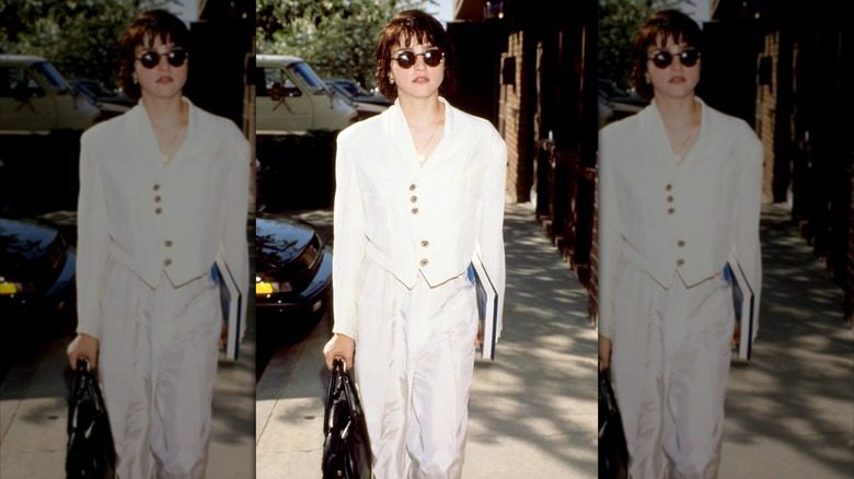 Madonna portant un blazer court blanc et un pantalon