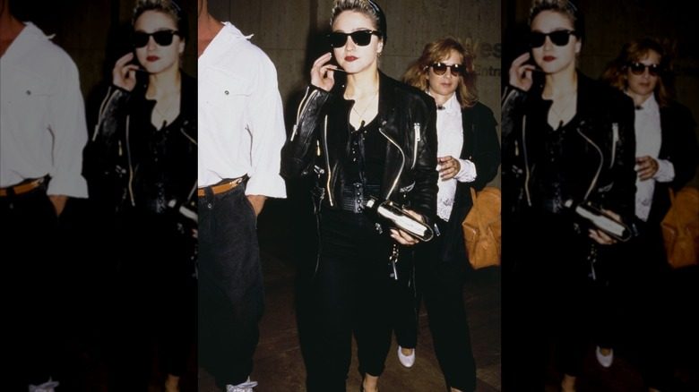 Madonna porte une tenue entièrement noire et une veste en cuir