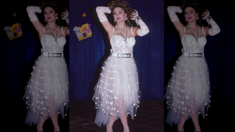 Madonna porte une tenue en dentelle blanche et 