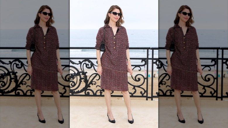 Sofia Coppola à la croisière Chanel 2026 portant une robe taille basse