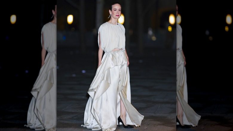 Sarah Paulson quitte un événement dans une robe drapée de couleur crème