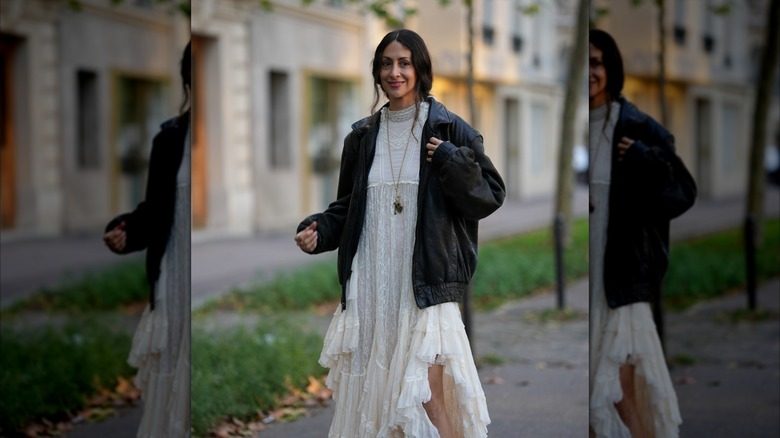 Filiz Polat porte une robe longue en dentelle Chloé