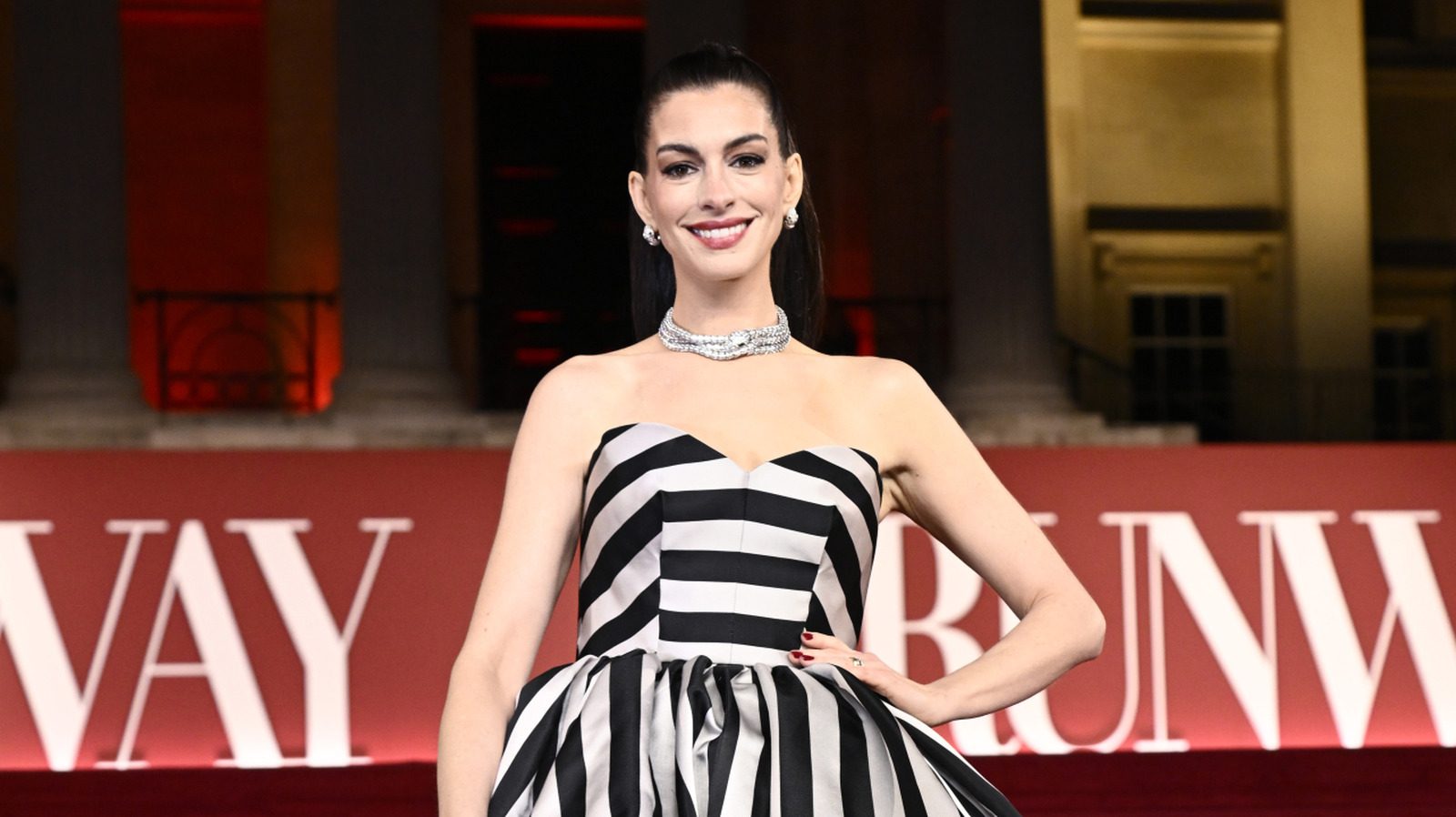L'astuce capillaire facile qui donne à Anne Hathaway une apparence bien éveillée (pas besoin de ruban adhésif)