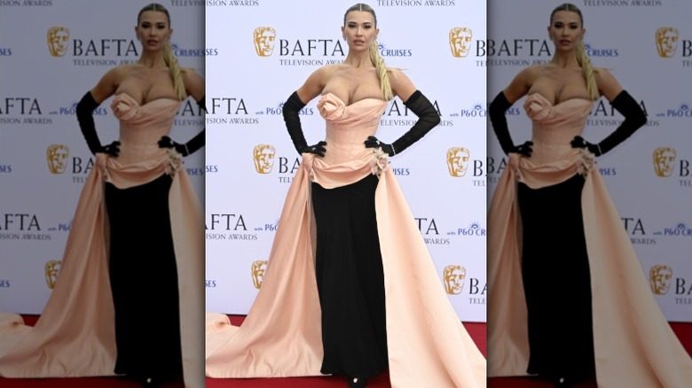 Christine McGuinness pose sur le tapis rouge des BAFTA TV Awards