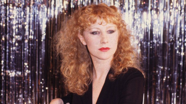 La jeune Helen Mirren posant sur une chaise en 1976