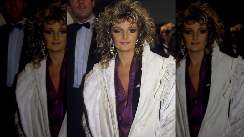 Bonnie Tyler photographiée en blouse blanche lors des British Record Industry Awards en 1986