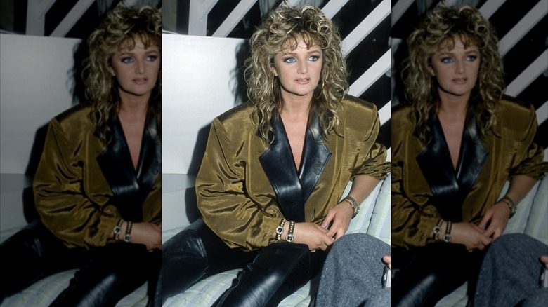 Bonnie Tyler dans les années 80 portant un pantalon en cuir noir à grosses boucles