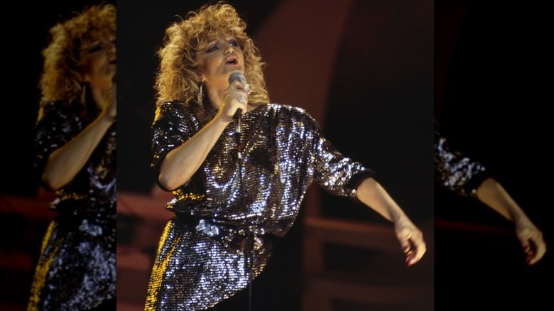 Bonnie Tyler portant une tenue à paillettes en 1986