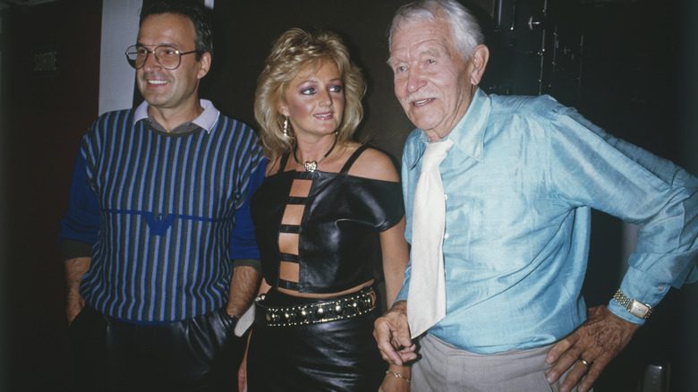 Bonnie Tyler portant un crop-top et une jupe en cuir lors de la première de 