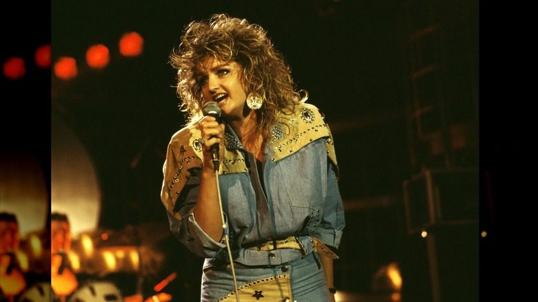Bonnie Tyler portant une tenue denim sur denim au Montreux Rock Festival en 1986