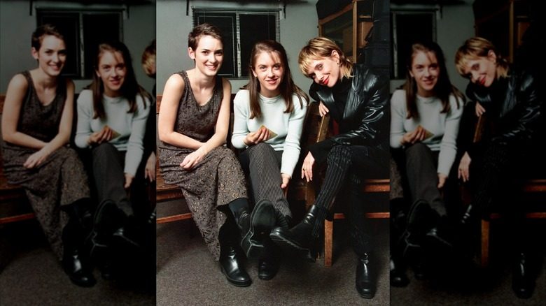 Winona Ryder, Liz Phair et Rosanna Arquette photographiées assises l'une à côté de l'autre.