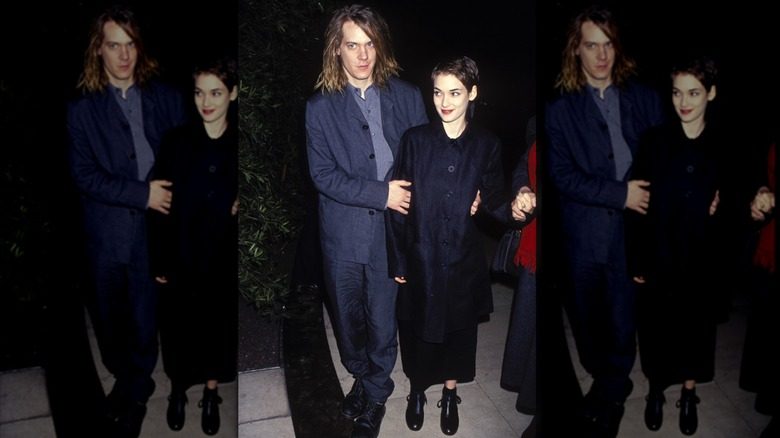 Winona Ryder et Dave Pirner portent du noir et posent ensemble lors d'un événement.