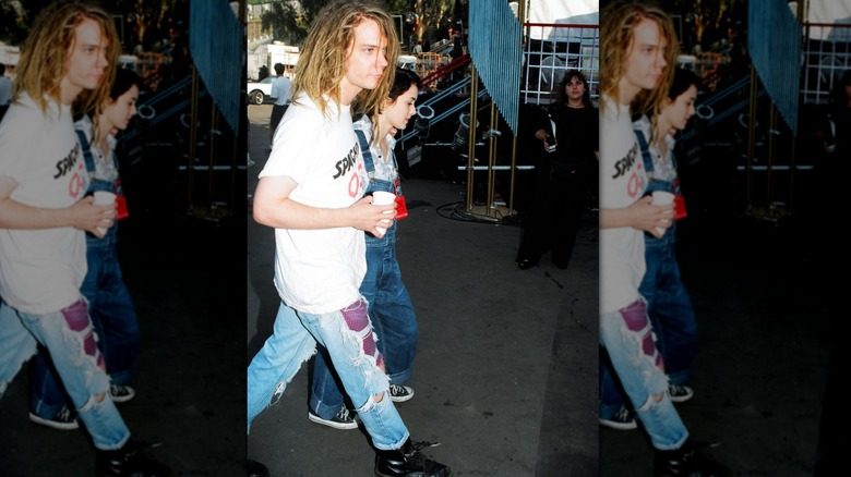 Le chanteur principal de Soul Asylum, Dave Pirner et Winona Ryder, ont l'air décontracté et marchent ensemble aux MTV Video Music Awards 1993.
