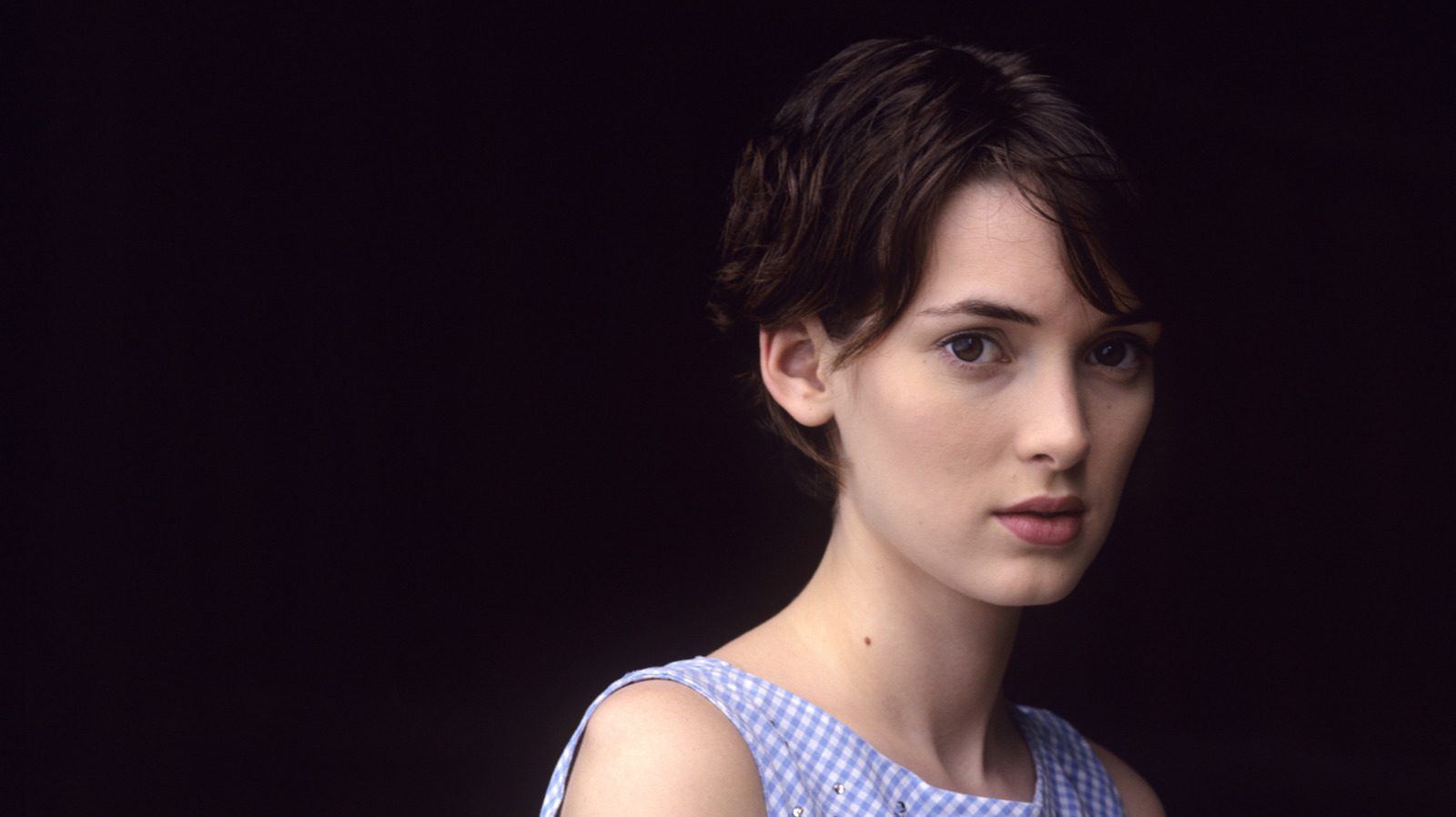 Des clichés de Winona Ryder vous donneront toute l'inspiration de mode maussade dont vous avez besoin