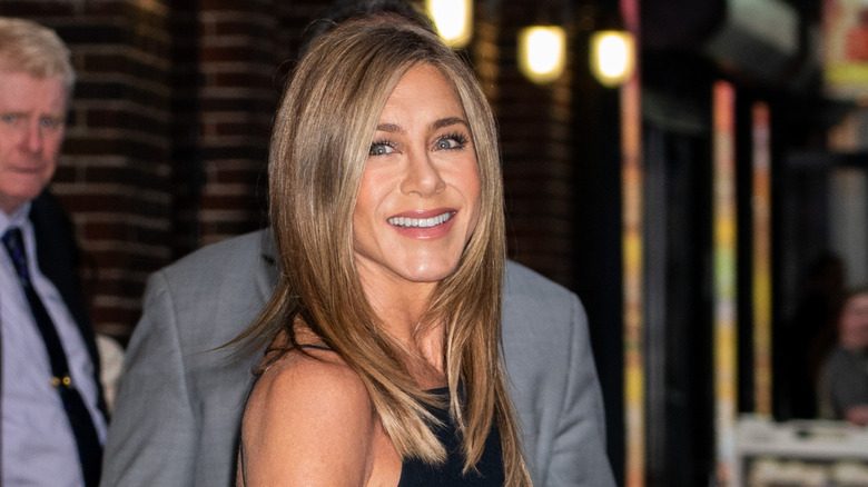 Jennifer Aniston sourit tout en portant ses cheveux détachés avec un minimum de maquillage.