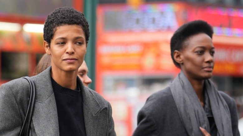 Deux femmes avec des coupes de cheveux de lutin