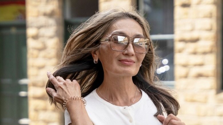 Une femme d'âge moyen aux cheveux longs et épais