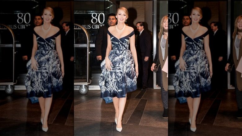 Blake Lively dans une robe style années 50 et des perles en 2015
