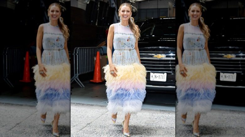 Blake Lively marchant dans une robe longue pastel avec un bas à franges tendance