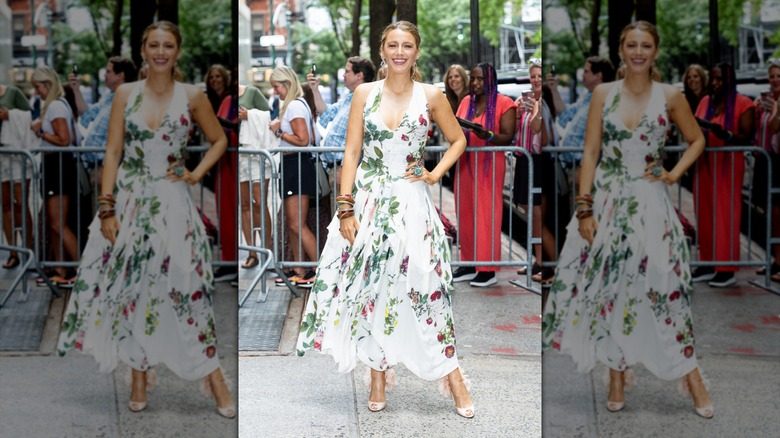 Blake Lively posant dans une robe d'été blanche à fleurs