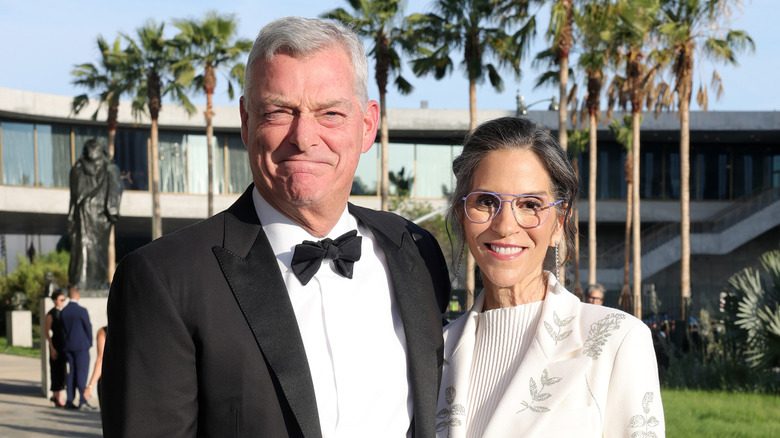 Jami Gertz posant pour une photo avec Antony Ressler au gala d'ouverture du LACMA