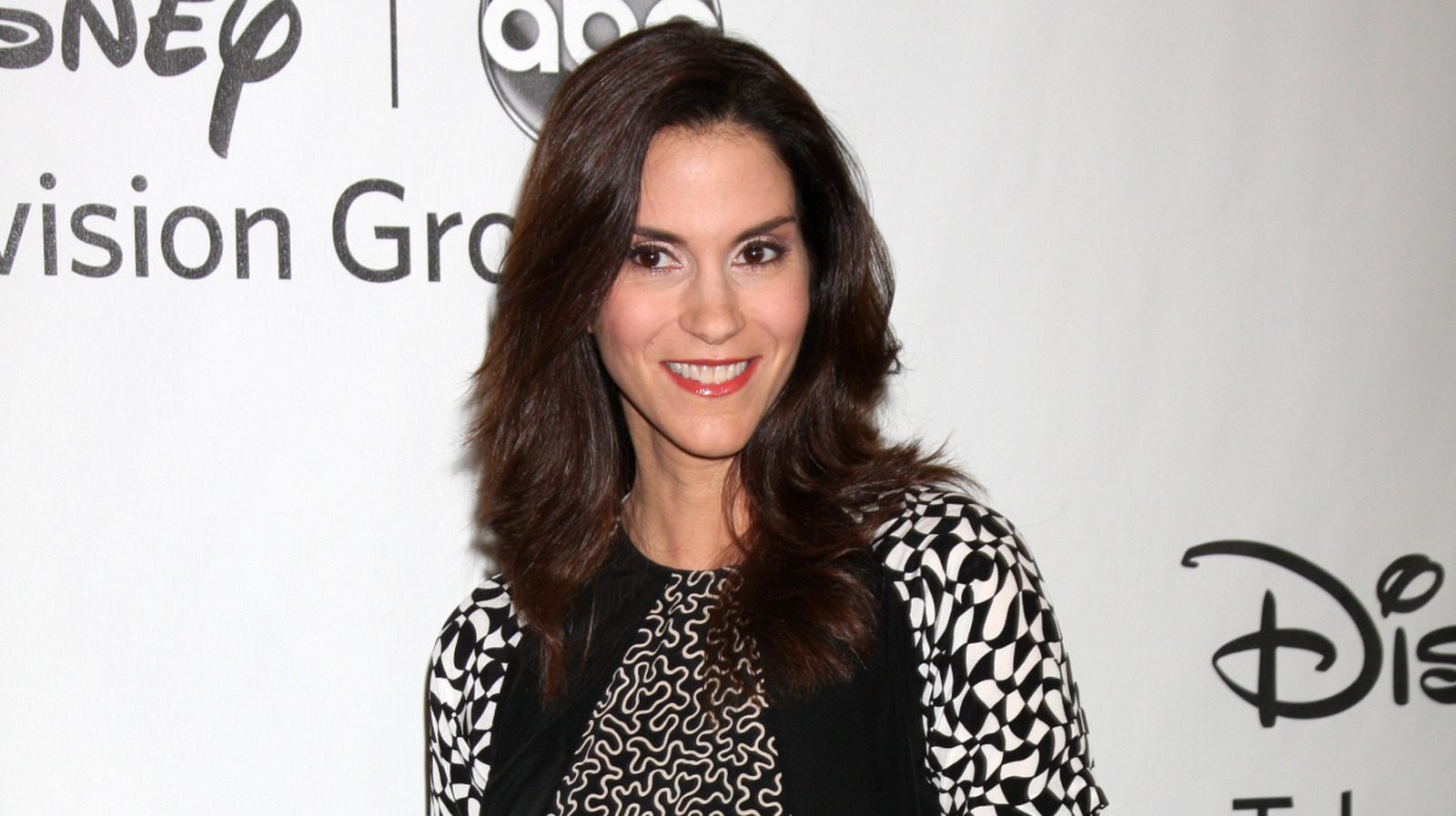 L'acteur emblématique des années 80, Jami Gertz, rend la transition vers les cheveux gris si chic