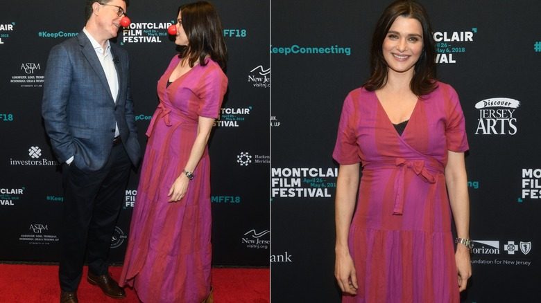 Rachel Weisz dans une robe portefeuille rose alors qu'elle est enceinte