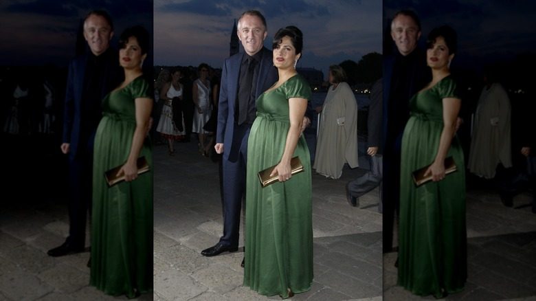 Salma Hayek dans une robe à taille empire alors qu'elle est enceinte
