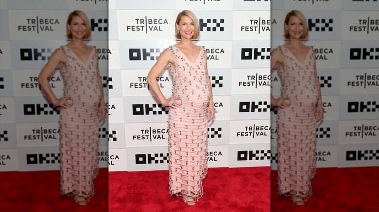Claire Danes dans une robe extensible maximaliste pendant sa grossesse