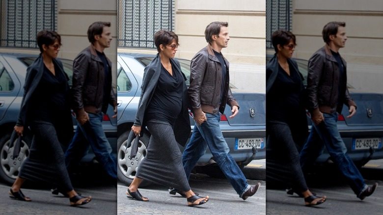 Halle Berry dans un haut et une jupe extensibles pendant la grossesse