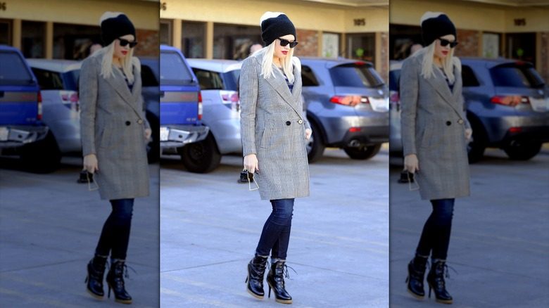 Gwen Stefani cache son baby bump avec un épais manteau oversize