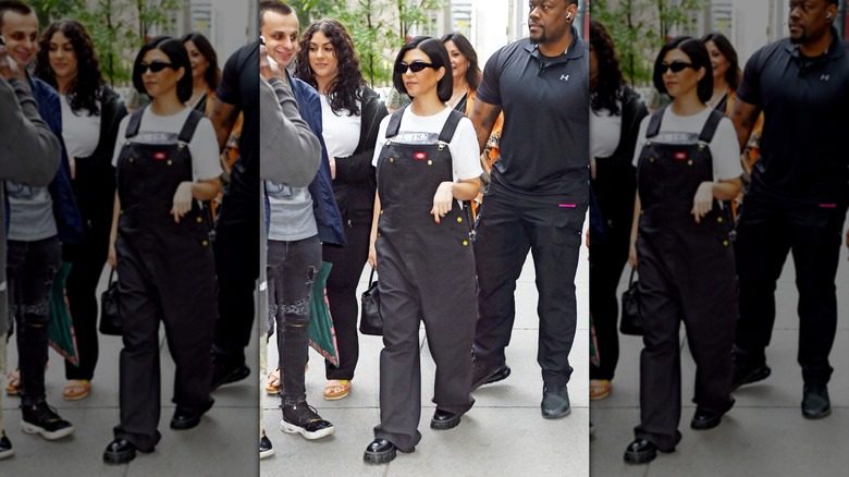 Kourtney Kardashian porte une salopette pendant sa grossesse