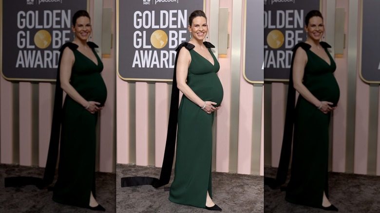 Hilary Swank porte une robe extensible aux Golden Globes