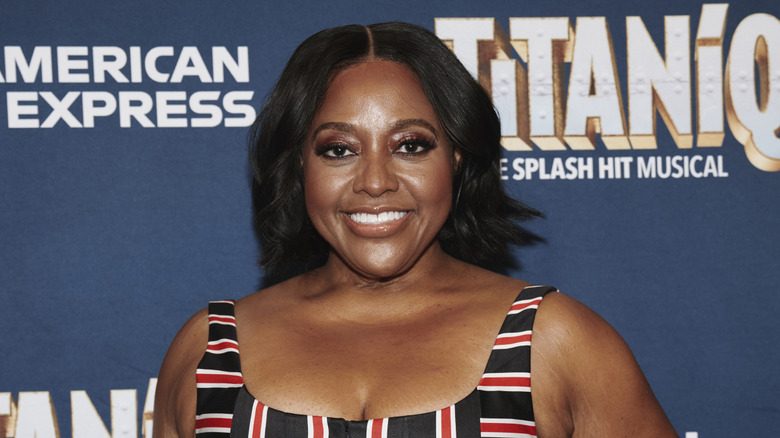 Sherri Shepherd porte une robe rayée