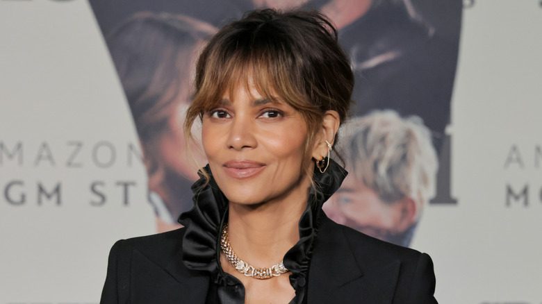 Halle Berry avec un chignon