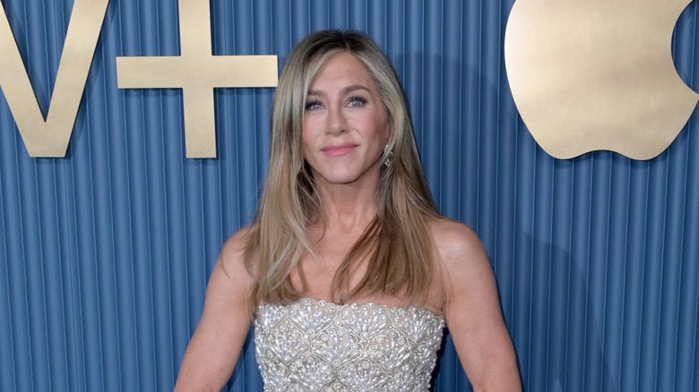 Jennifer Aniston dans une robe perlée