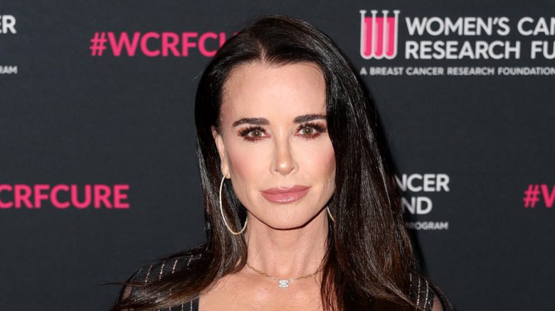 Kyle Richards porte des créoles