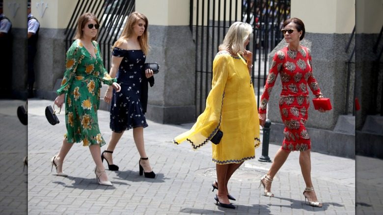La princesse Eugénie et la princesse Béatrice en robes à fleurs lors d'un mariage au Pérou