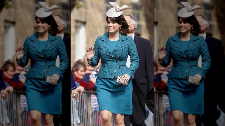 La princesse Eugénie dans une robe bleu sarcelle et une veste texturée avec un fascinateur blush